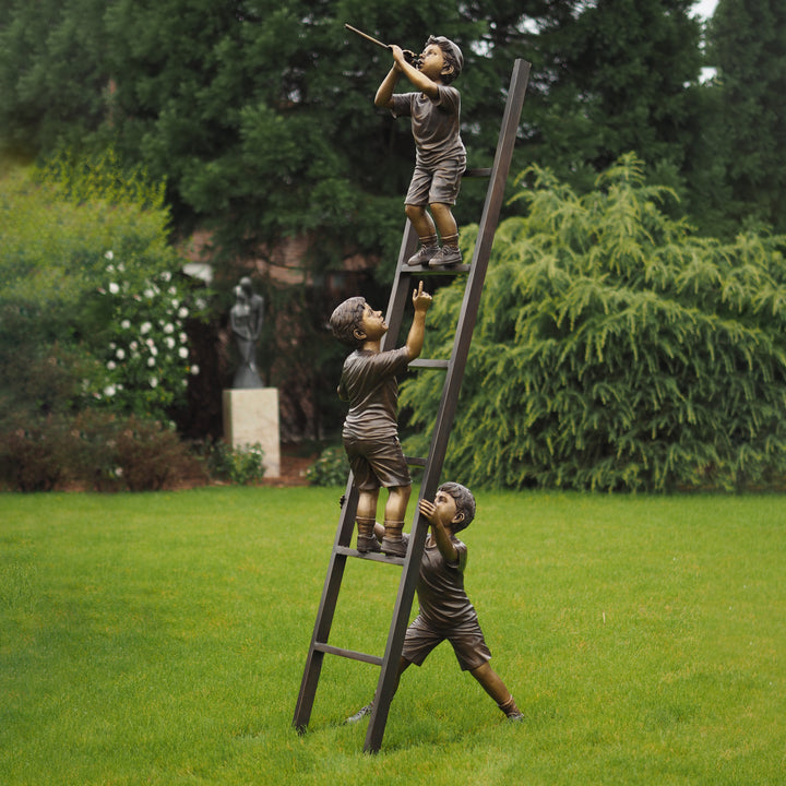 Bronzestatue: Kinder auf Leiter