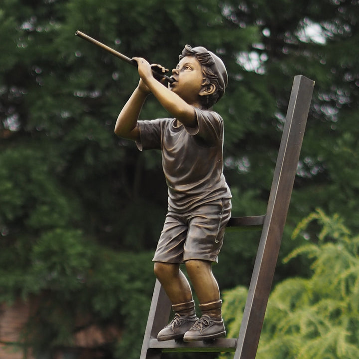 Bronzestatue: Kinder auf Leiter