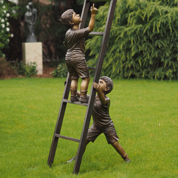 Bronzestatue: Kinder auf Leiter
