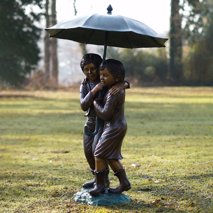 Bronzeskulptur: Kinder unterm Schirm