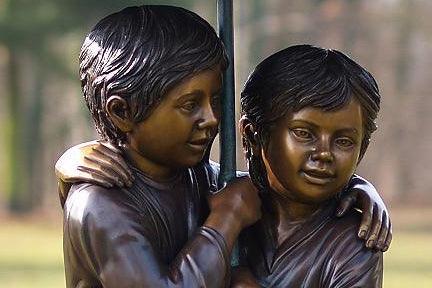 Bronzeskulptur: Kinder unterm Schirm