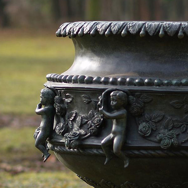 Bronzeskulptur: Vase "Engel-Girlande"