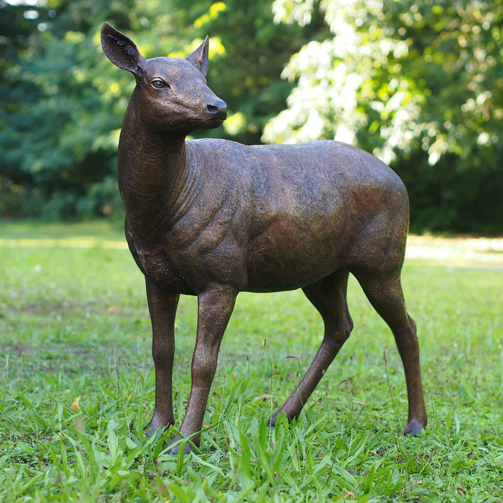 Bronzeskulptur: Hirschkuh
