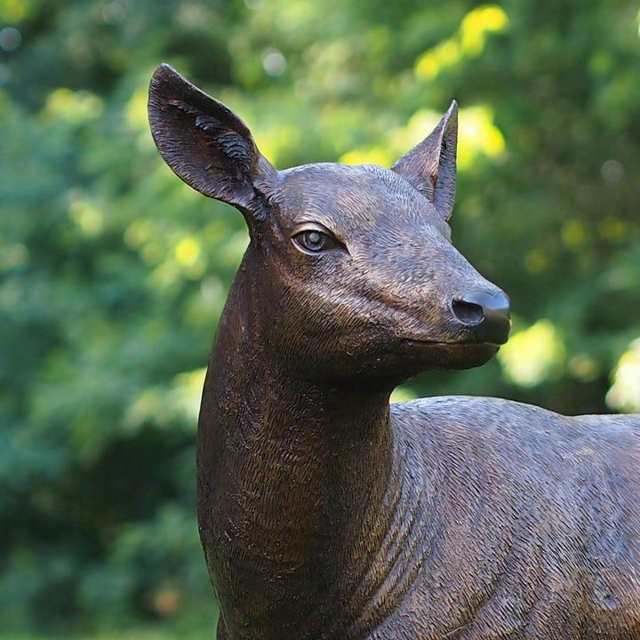 Bronzeskulptur: Hirschkuh