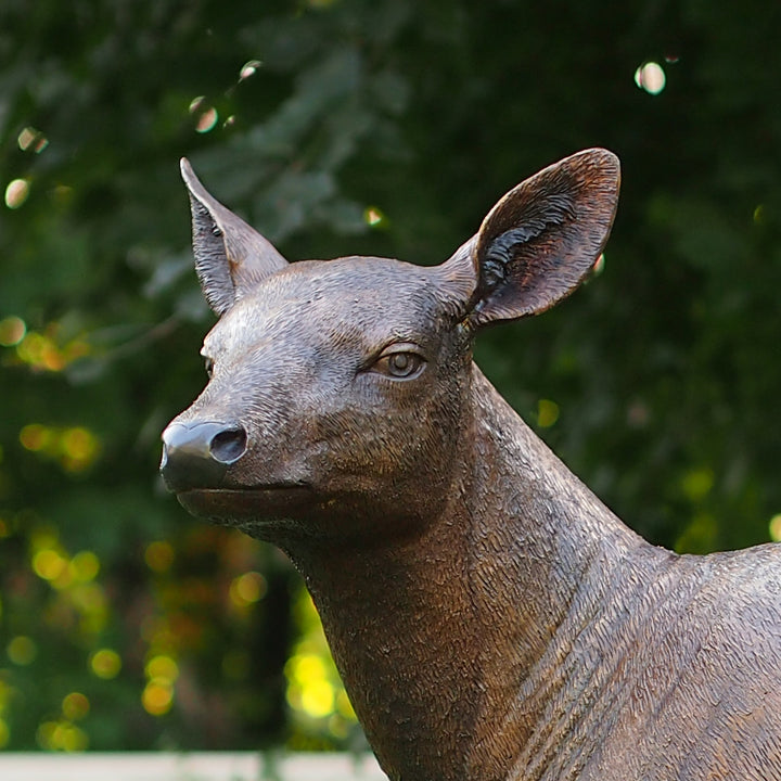 Bronzeskulptur: Hirschkuh