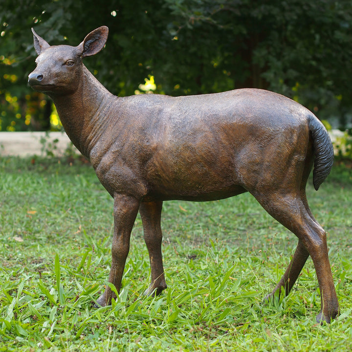 Bronzeskulptur: Hirschkuh