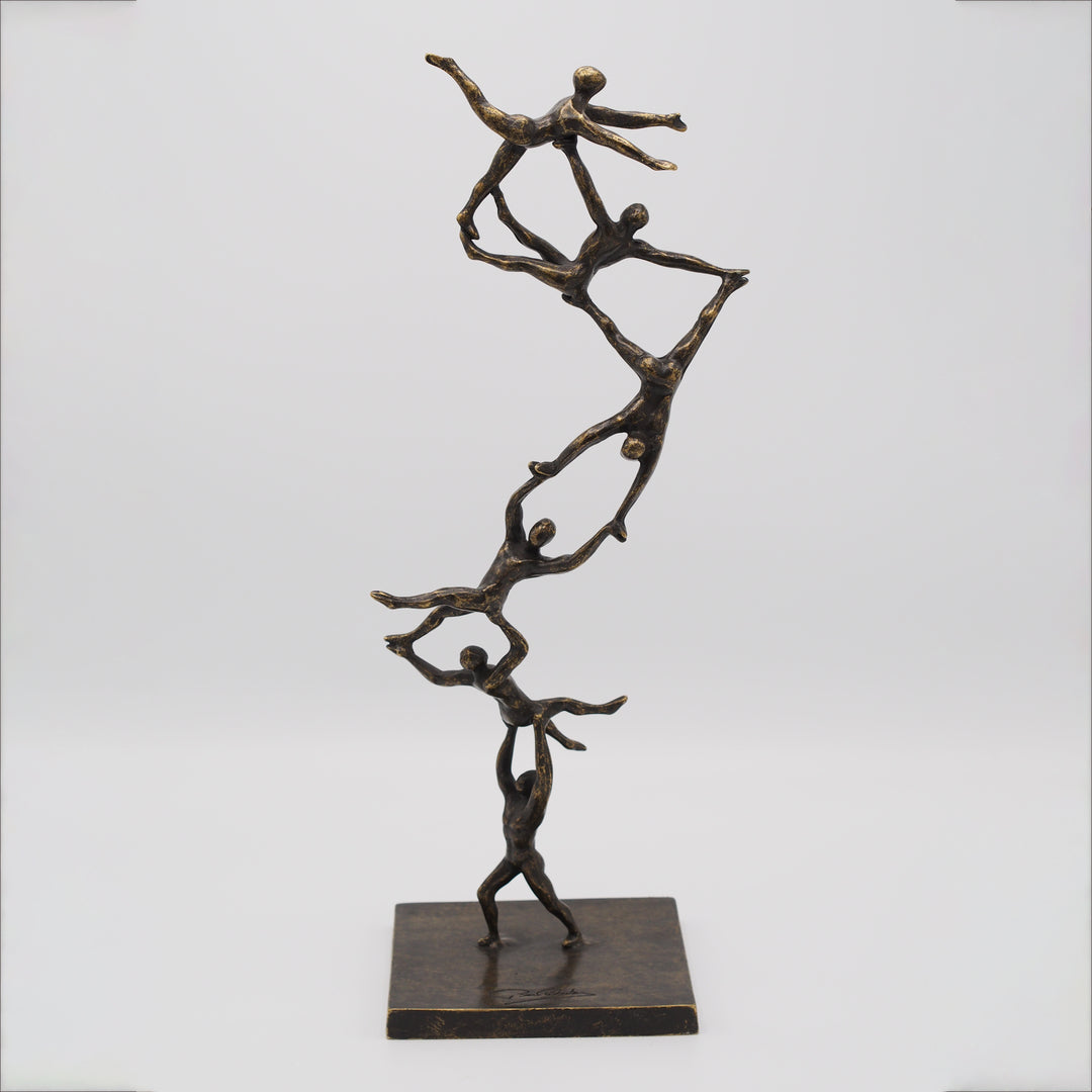Bronzeskulptur:  Aufstieg in Einheit "spiraling to the top"