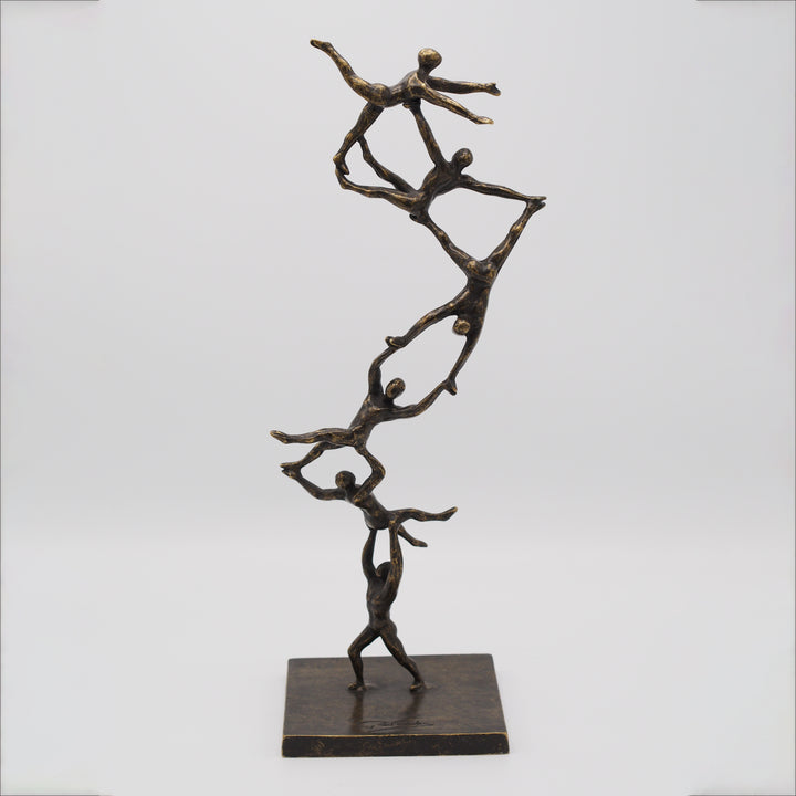 Bronzeskulptur:  Aufstieg in Einheit "spiraling to the top"