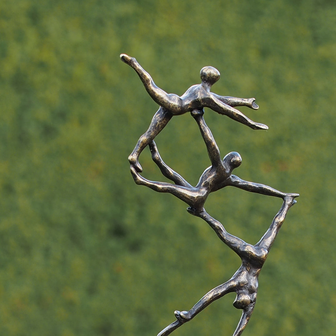 Bronzeskulptur:  Aufstieg in Einheit "spiraling to the top"