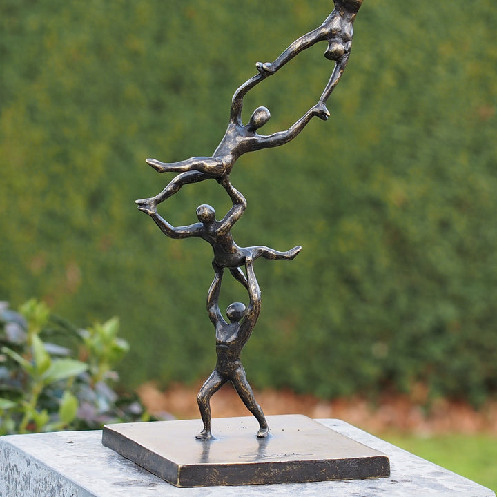 Bronzeskulptur:  Aufstieg in Einheit "spiraling to the top"