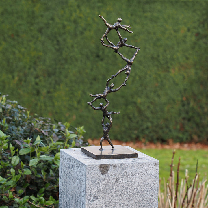 Bronzeskulptur:  Aufstieg in Einheit "spiraling to the top"