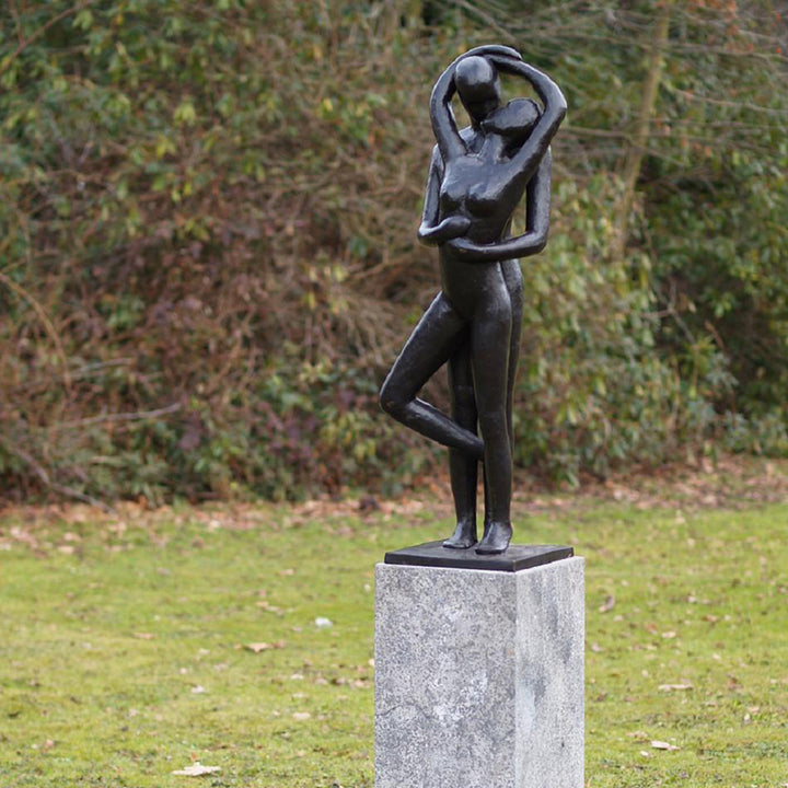 Bronzeskulptur: Der Kuss "modern kissing lovers"