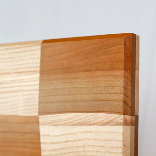 Hochwertiges Küchenbrett mit dekorativer Holz-Kombination aus Kirsche und Esche