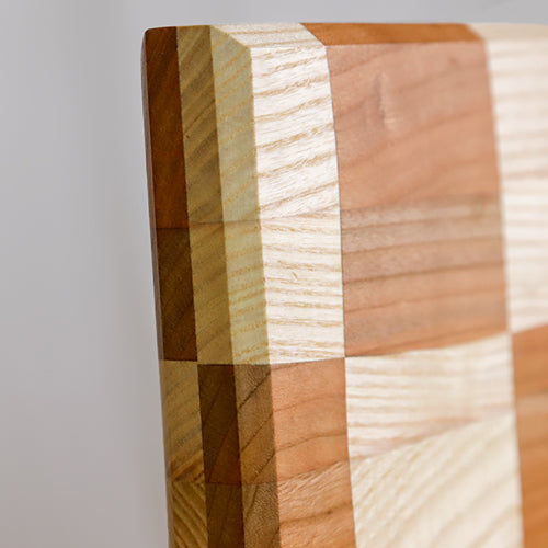 Hochwertiges Küchenbrett mit dekorativer Holz-Kombination aus Kirsche und Esche