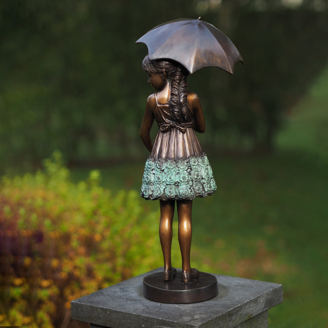 Skulptur: Mädchen unter Regenschirm