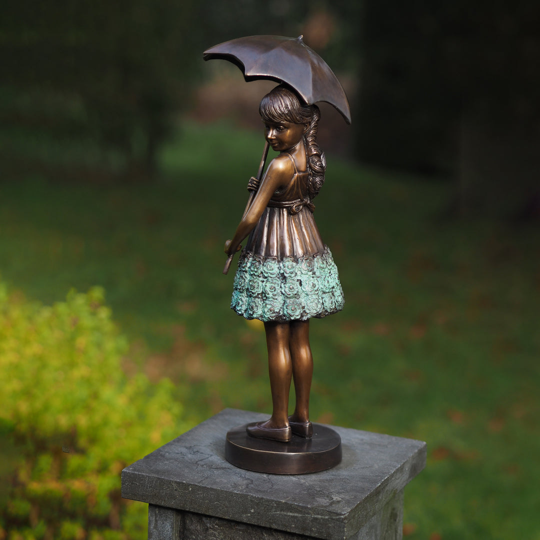 Skulptur: Mädchen unter Regenschirm