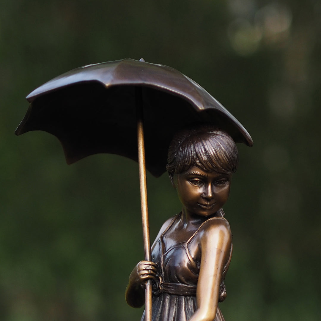 Skulptur: Mädchen unter Regenschirm