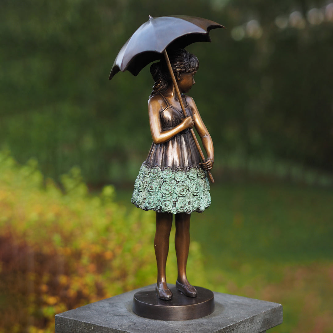 Skulptur: Mädchen unter Regenschirm