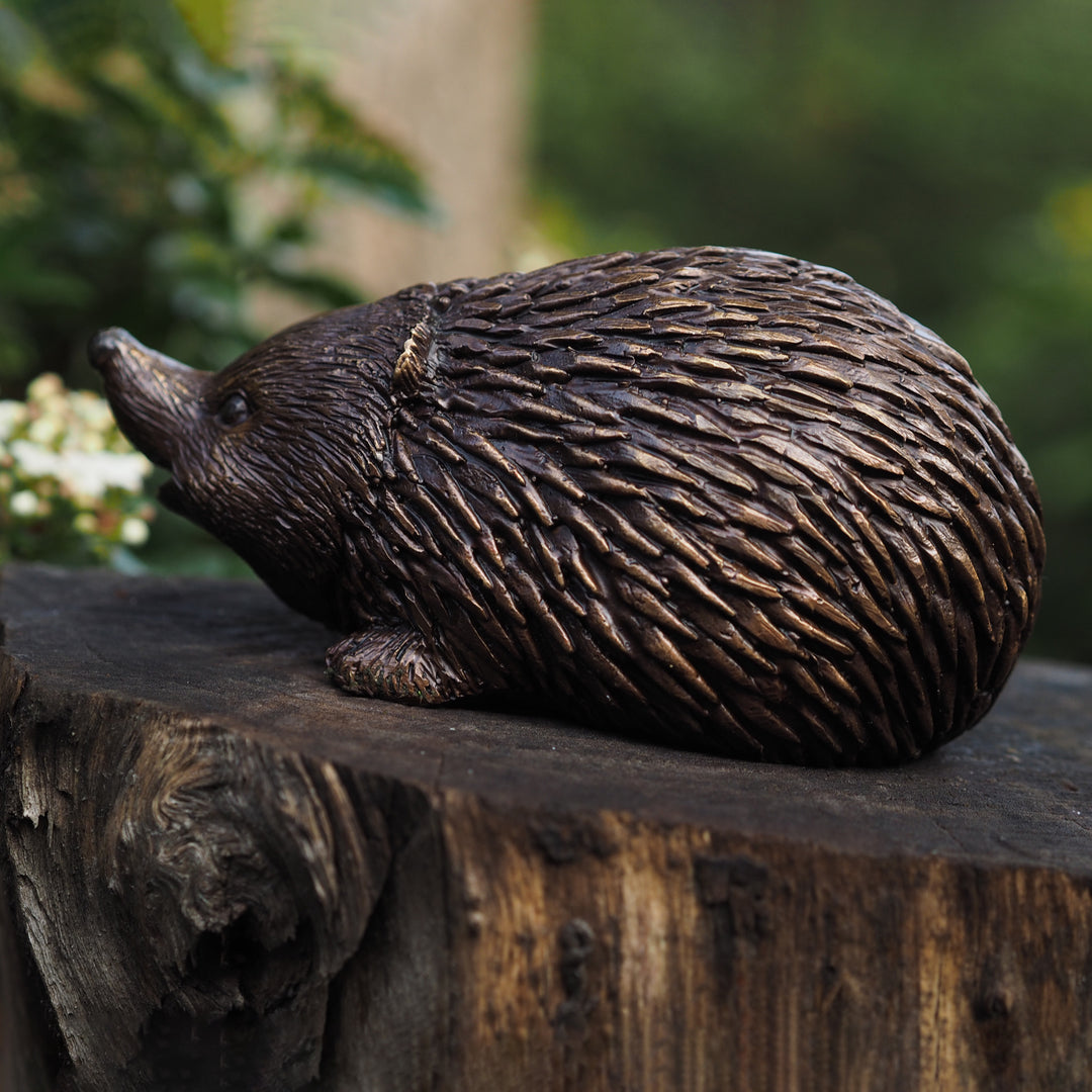 Bronzefigur: Kleiner süßer Igel