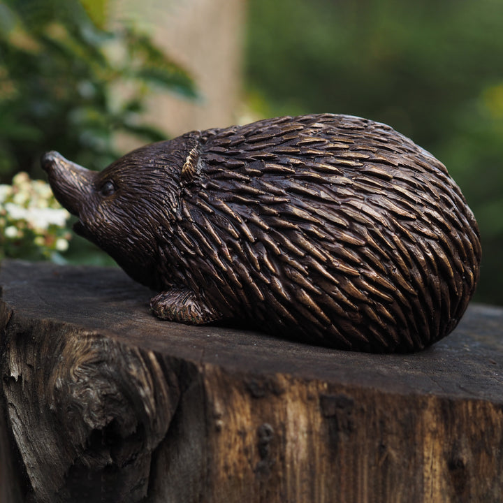 Bronzefigur: Kleiner süßer Igel