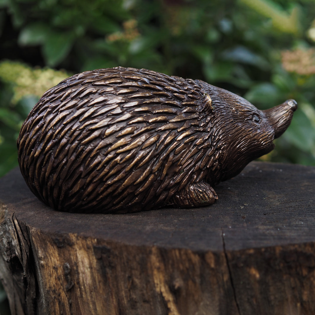 Bronzefigur: Kleiner süßer Igel