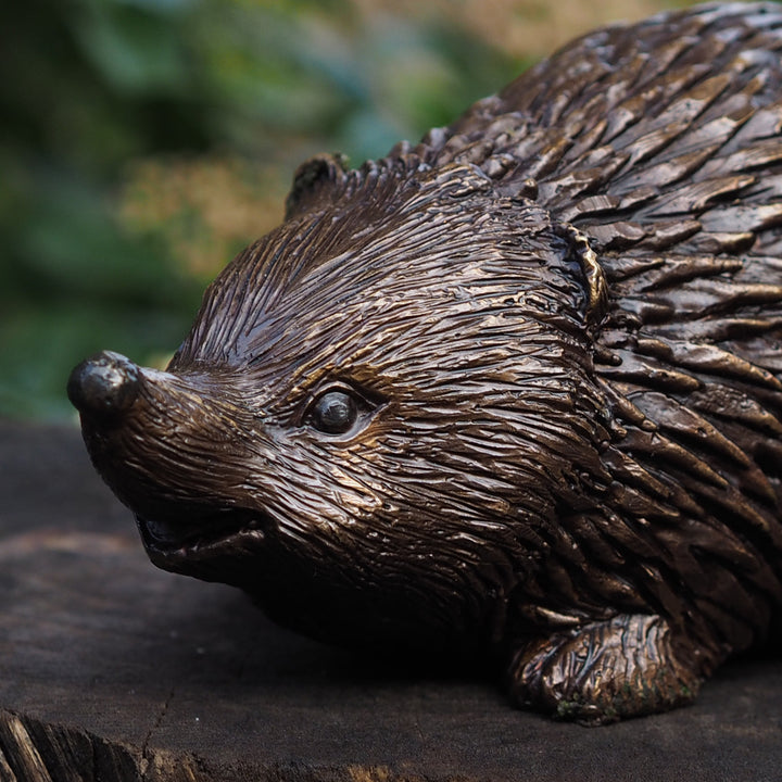 Bronzefigur: Kleiner süßer Igel