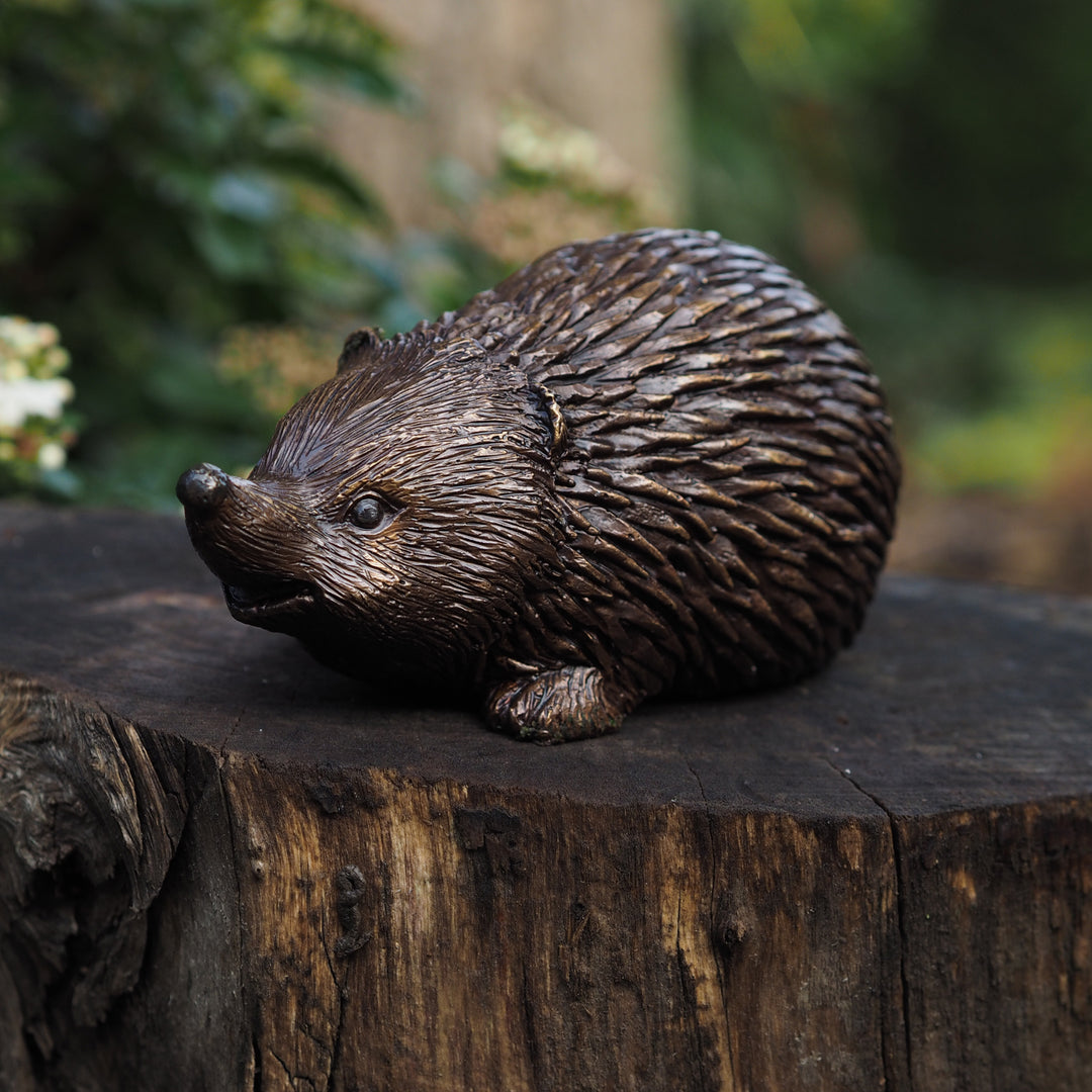 Bronzefigur: Kleiner süßer Igel