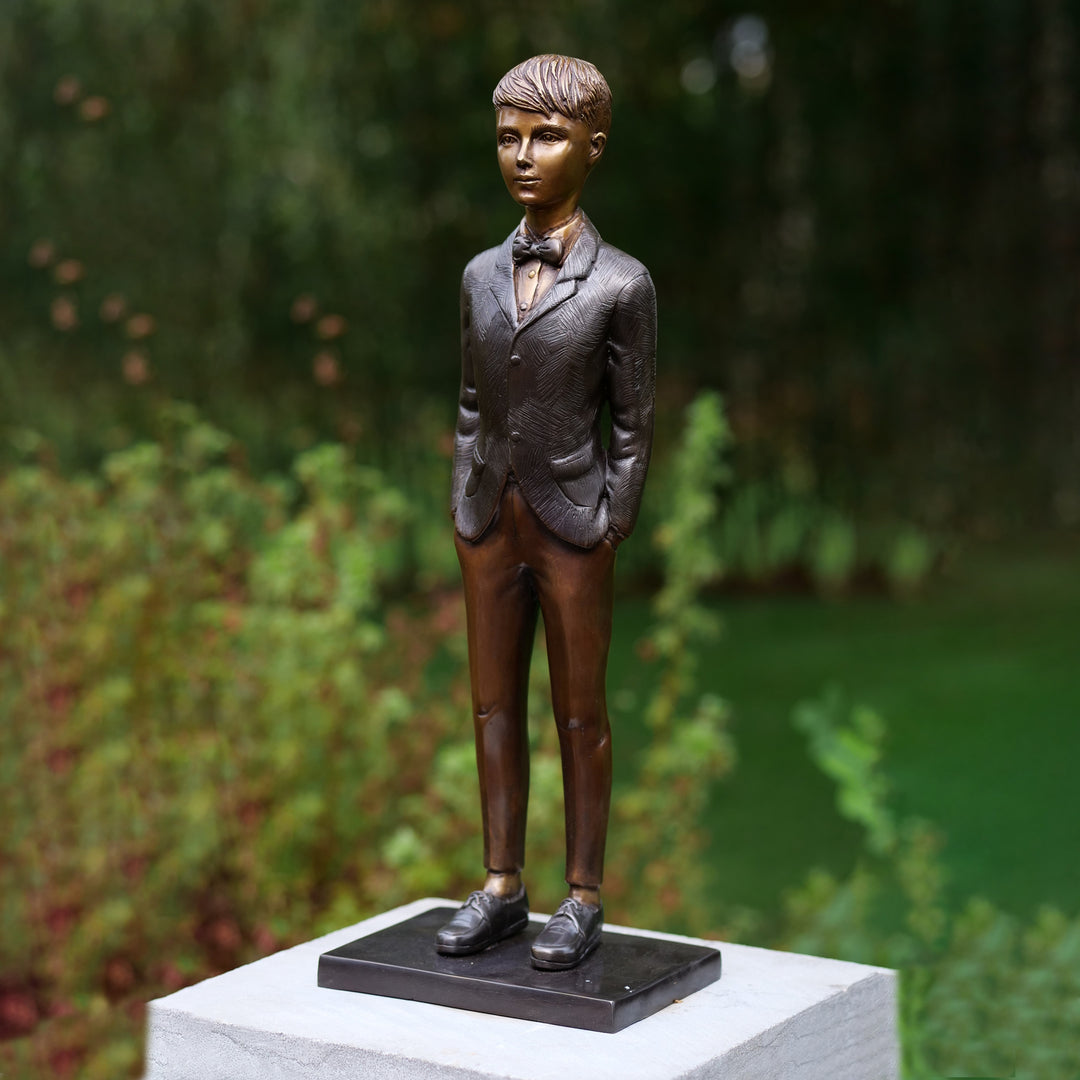 Bronzeskulptur: Bub stehend