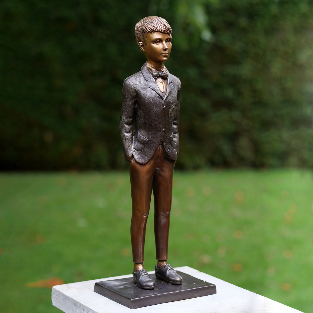 Bronzeskulptur: Bub stehend