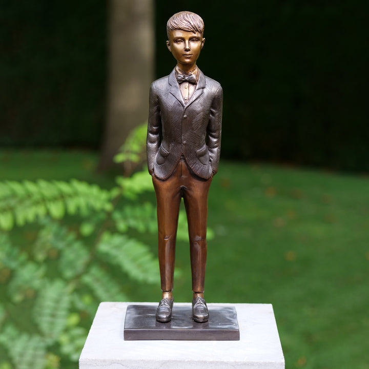 Bronzeskulptur: Bub stehend