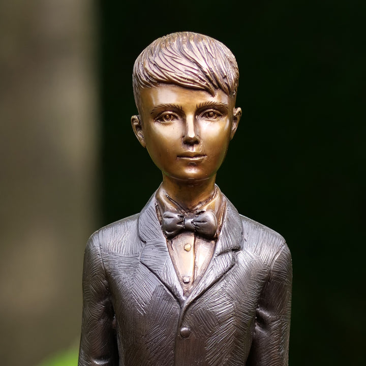 Bronzeskulptur: Bub stehend
