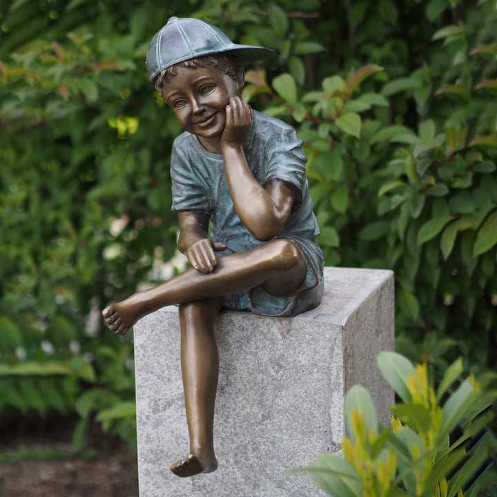 Bronzeskulptur: Junge mit Kappe