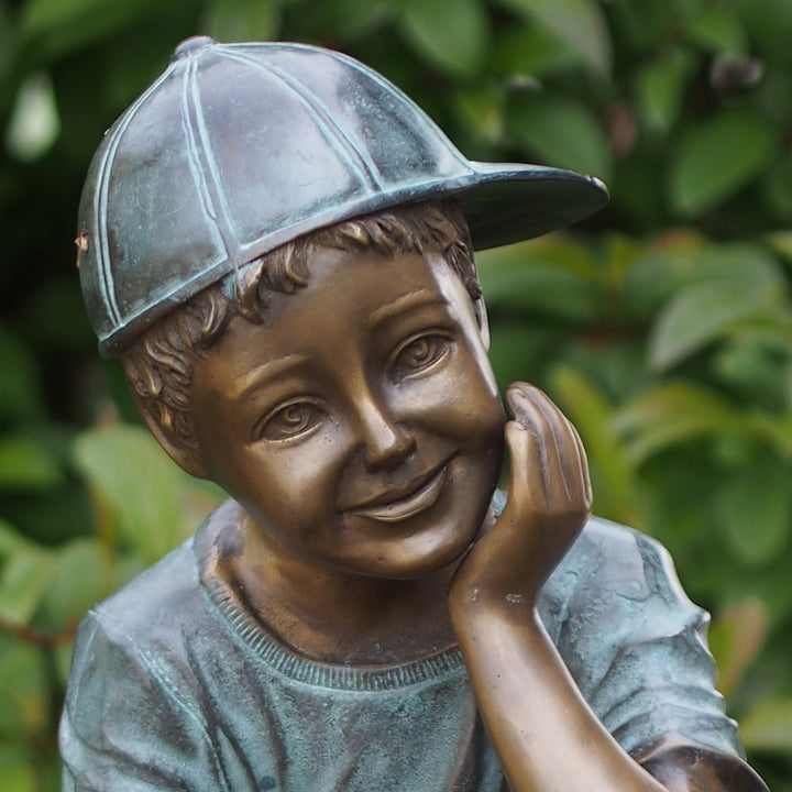 Bronzeskulptur: Junge mit Kappe