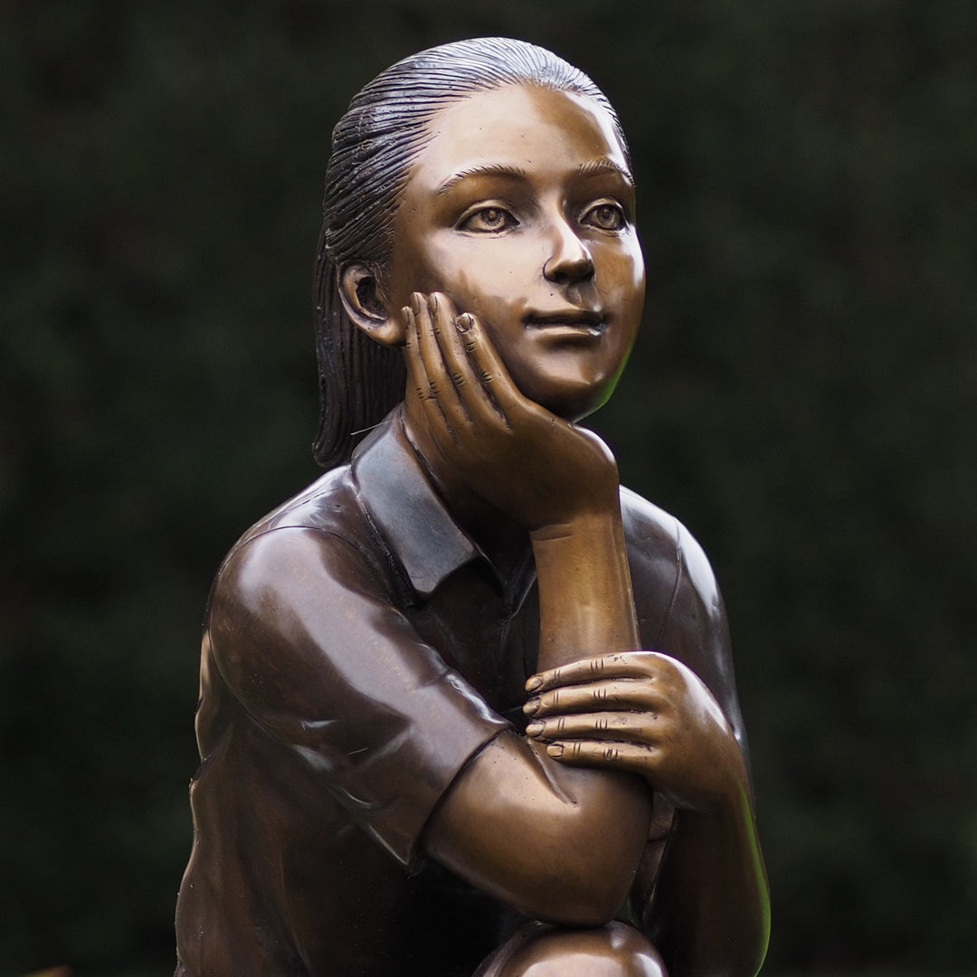 Bronzeskulptur: Denkendes Mädchen