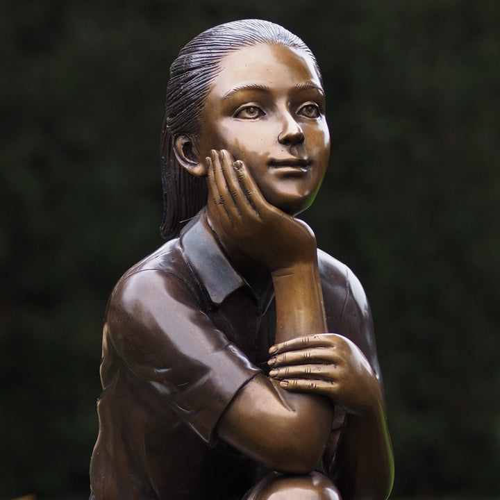 Bronzeskulptur: Denkendes Mädchen
