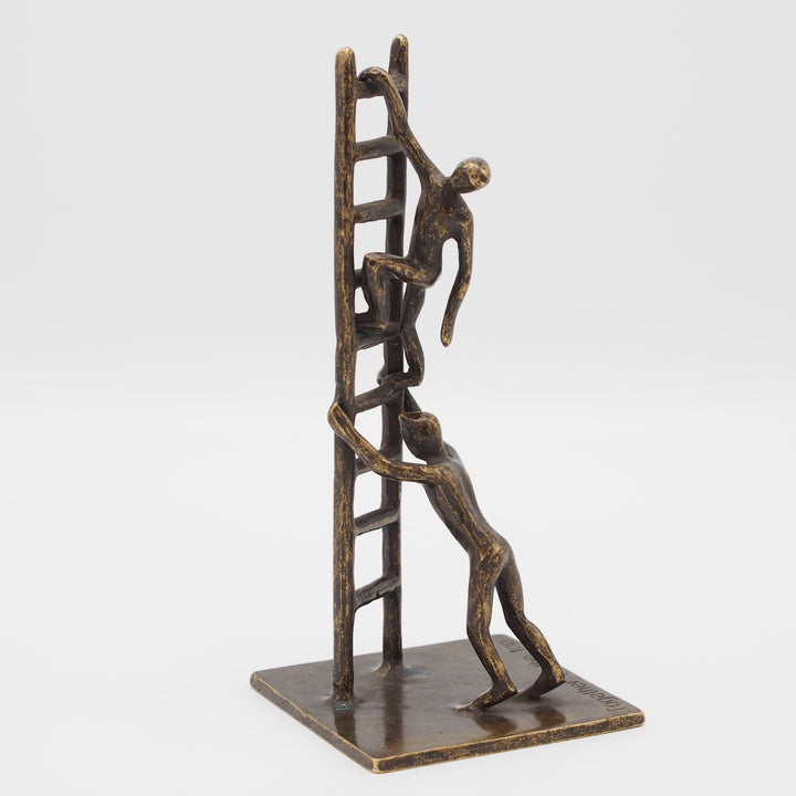 Bronzeskulptur: Zusammen bis zur Sitze "together to the top"