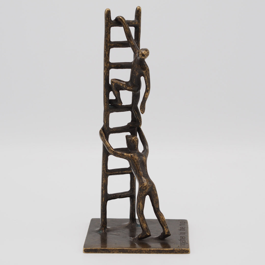Bronzeskulptur: Zusammen bis zur Sitze "together to the top"