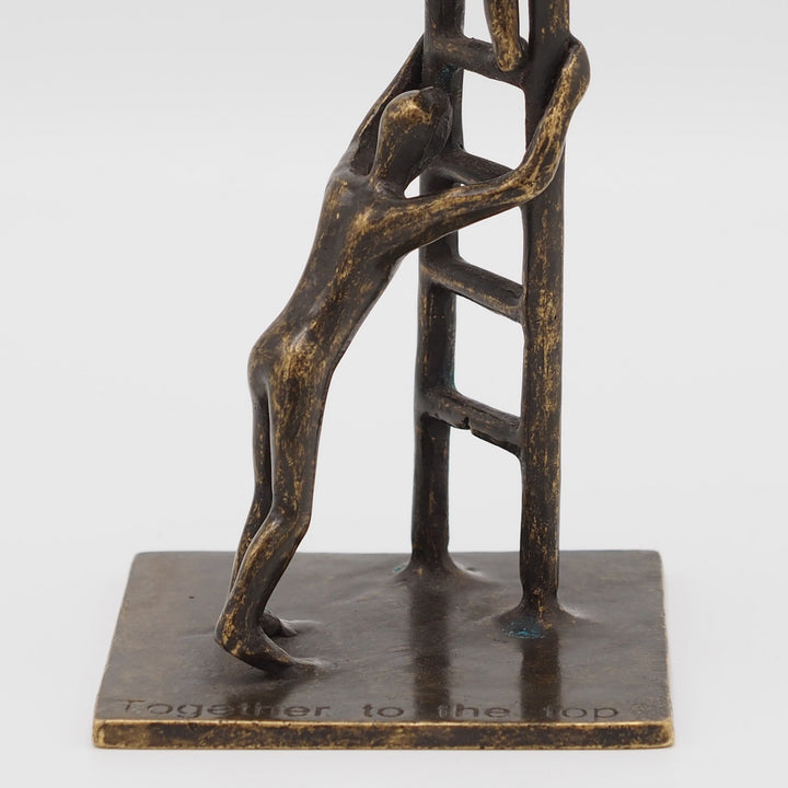 Bronzeskulptur: Zusammen bis zur Sitze "together to the top"