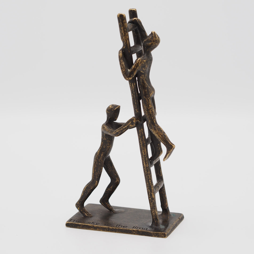 Bronzeskulptur: Hoch hinaus „the sky is the limit“