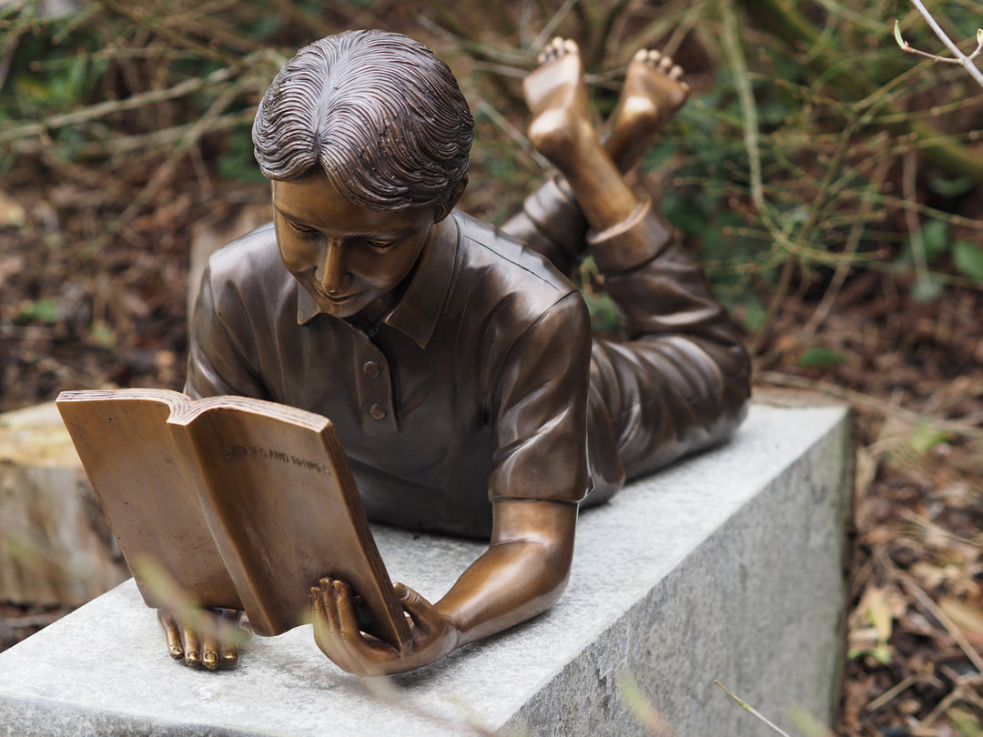Bronzeskulptur: Lesender Junge
