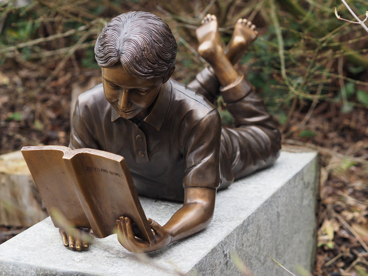 Bronzeskulptur: Lesender Junge