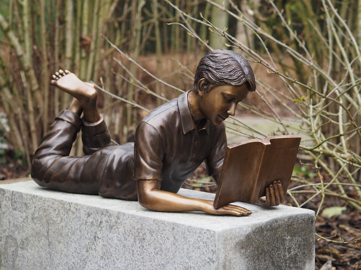 Bronzeskulptur: Lesender Junge