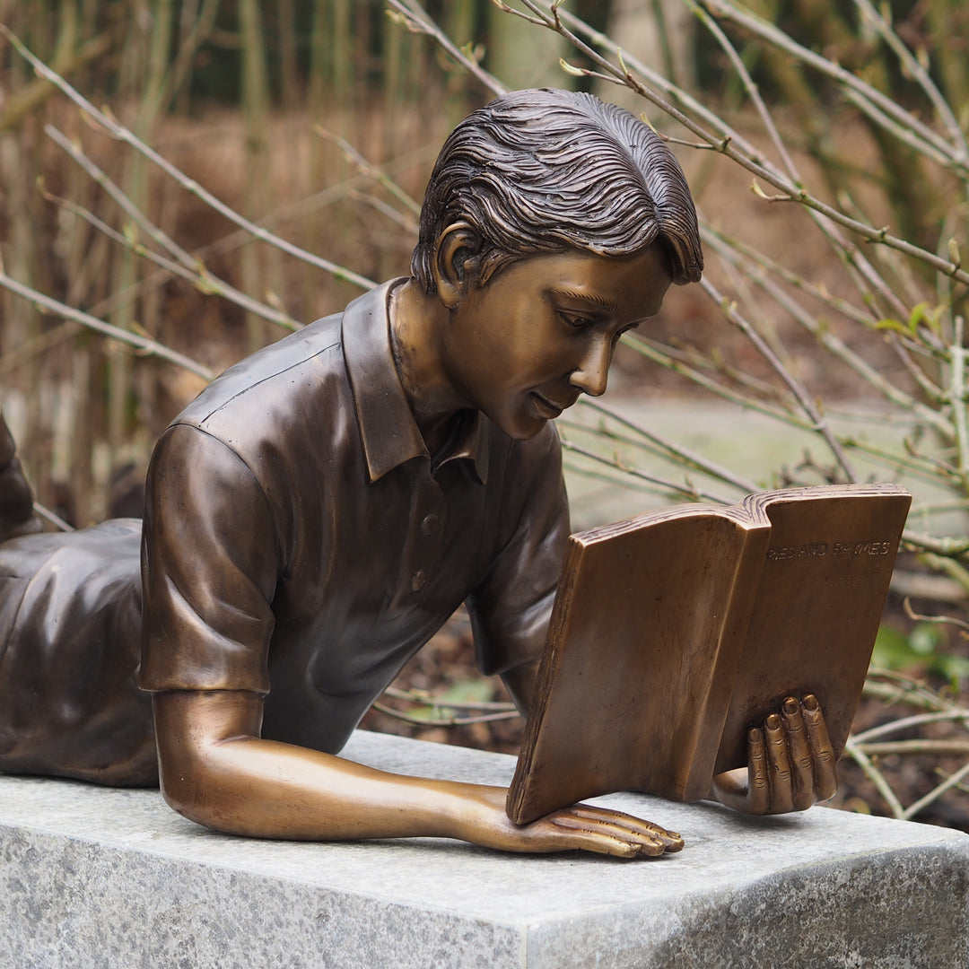 Bronzeskulptur: Lesender Junge
