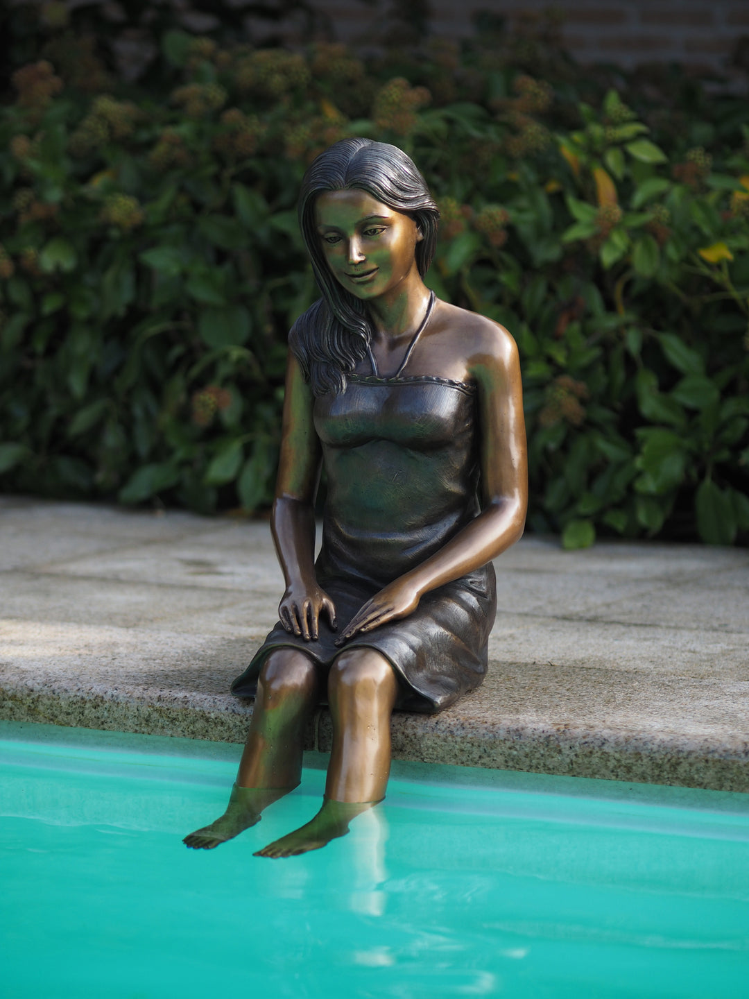 Bronzeskulptur: Sitzendes Mädchen
