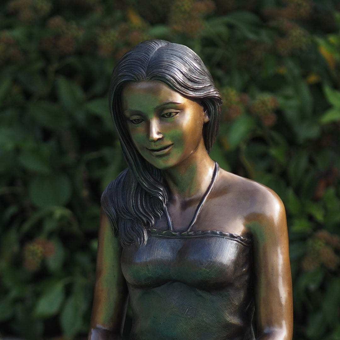 Bronzeskulptur: Sitzendes Mädchen