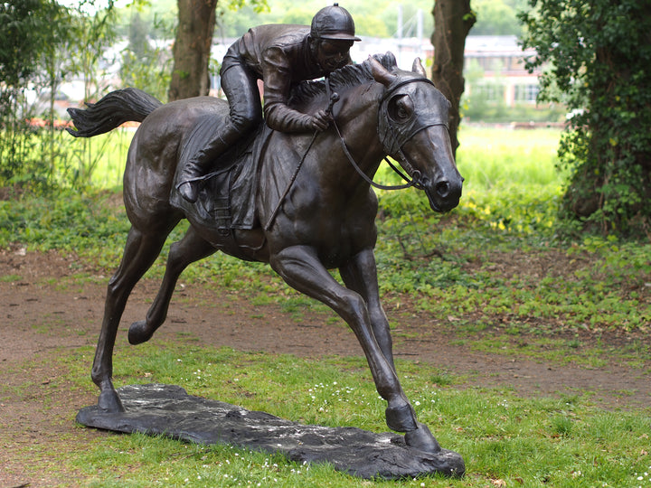 Bronzeskulptur: Jockey auf Pferd