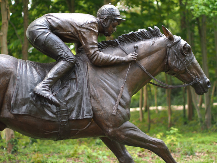 Bronzeskulptur: Jockey auf Pferd