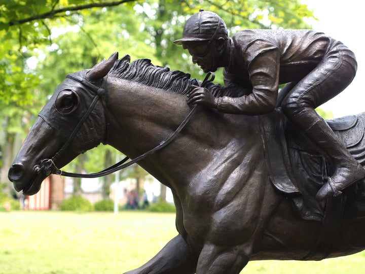 Bronzeskulptur: Jockey auf Pferd