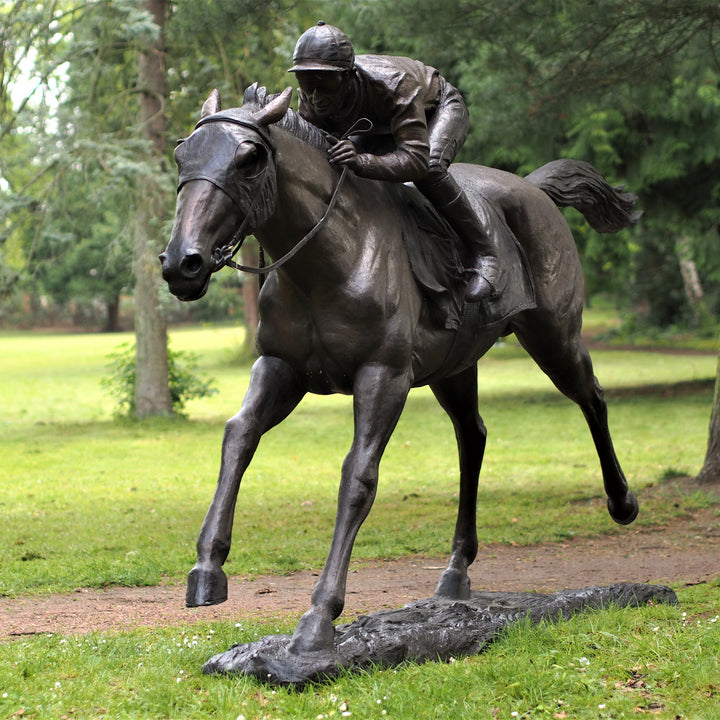 Bronzeskulptur: Jockey auf Pferd