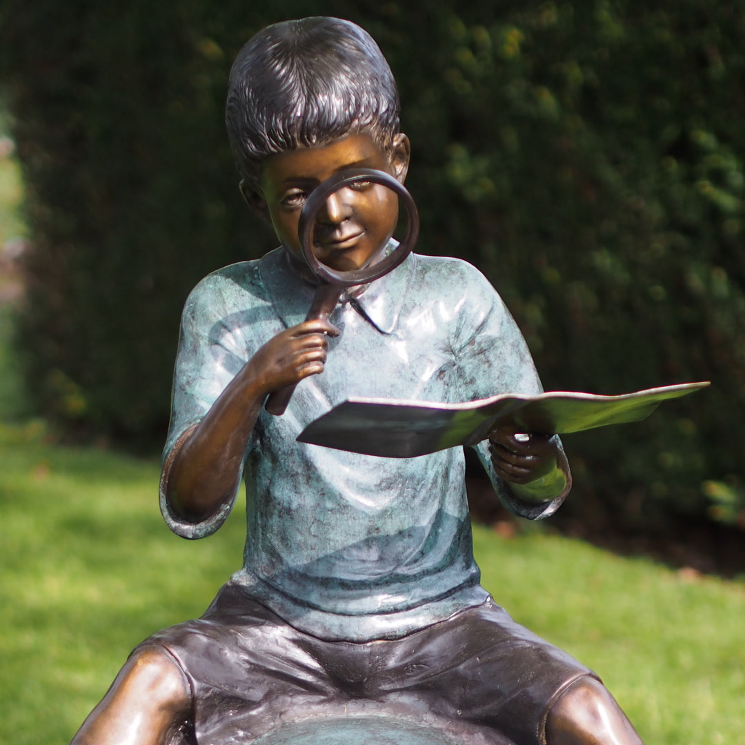 Bronzeskulptur: Junge auf Globus